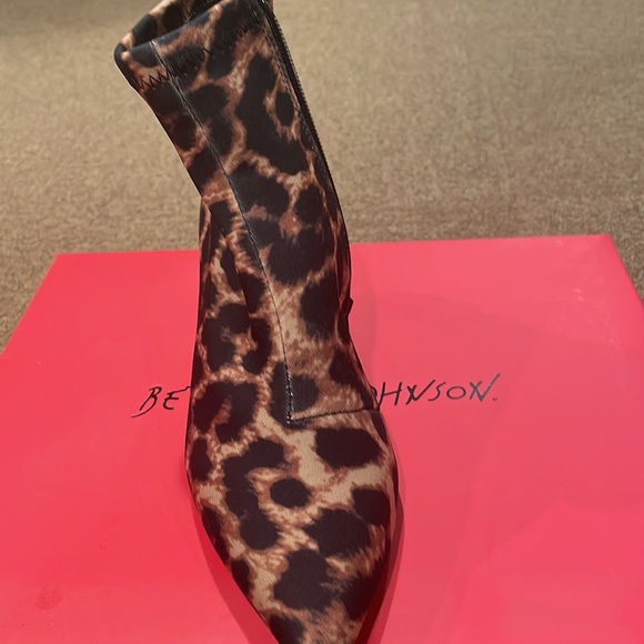 Fabric leopard booties with red patent leather kitten heel and pointy toe - Picture 3 of 3